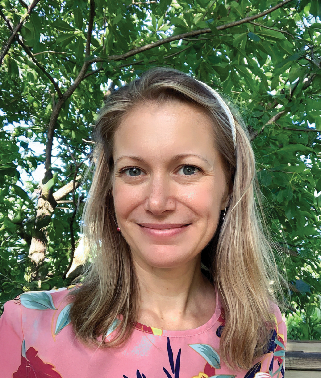 Local artist Samantha Gallagher drew the birds in this post and our new Birdwatching Guide.